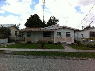 Casa Reposeída - 5028 SW 20TH ST, 33023