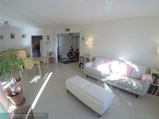 Casa Reposeída - 4632 CARAMBOLA CIR N, 33066