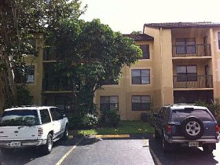 Casa Reposeída - 4501 W MCNAB RD APT 17, 33069