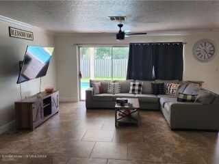 Casa Reposeída - 8710 NW 18TH CT, 33071