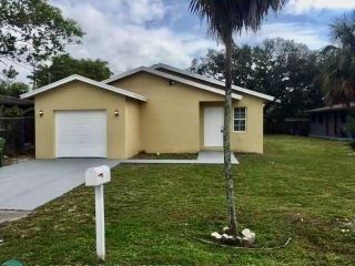 Casa Reposeída - 1136 NW 5TH CT, 33311