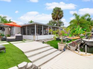 Casa Reposeída - 1521 SW 5TH CT, 33312