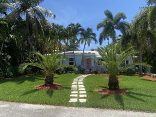 Casa Reposeída - 902 E BOCA RATON RD, 33432