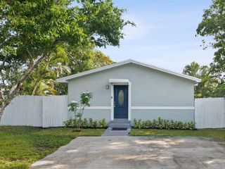 Casa Reposeída - 713 SW 9TH CT, 33444