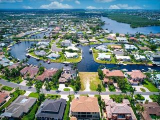 Casa Reposeída - 846 CYPRESS LAKE CIR, 33919