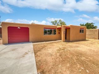 Casa Reposeída - 719 GUAYMAS PL NE, 87108